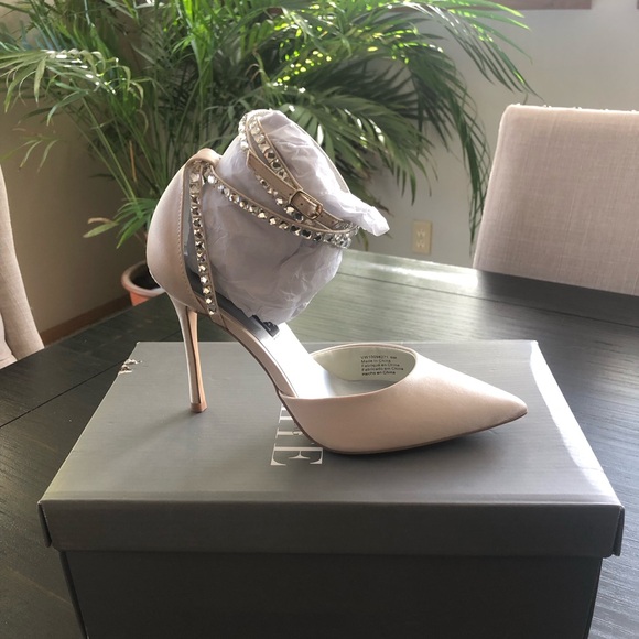 White by Vera Wang Shoes - Vera Wang champagne heels. Size 6
